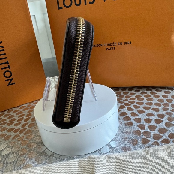 Louis Vuitton Giant Reversed Monogram Wallet - Picture 5 of 8